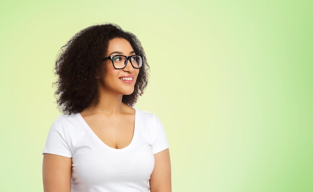 mujer afroamericana con gafas y camiseta