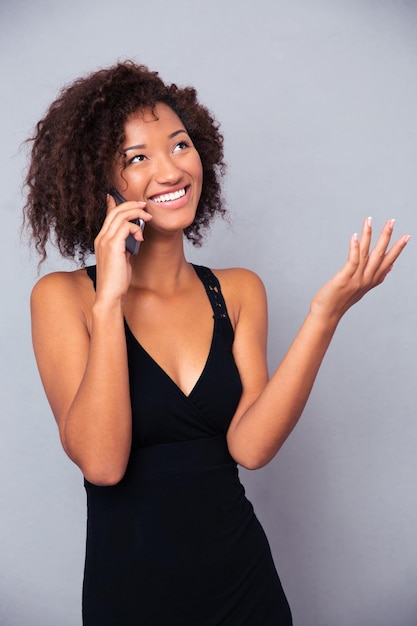 Mujer afroamericana hablando por teléfono