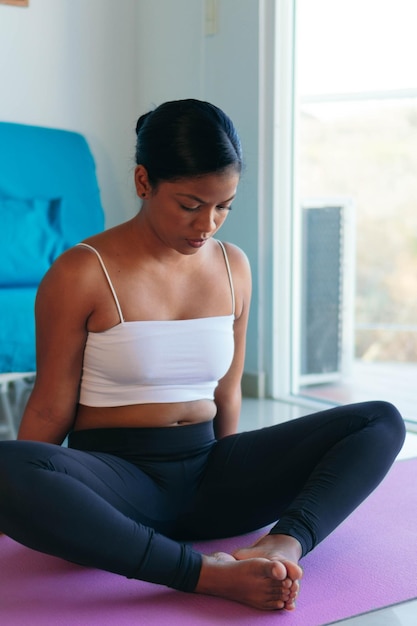 Mujer afroamericana haciendo ejercicio en casa. Entrenamiento en casa.