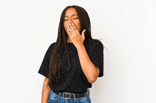 Mujer afroamericana joven aislada en la pared blanca que bosteza mostrando un gesto cansado que cubre la boca con la mano.