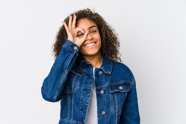 La mujer afroamericana joven excitó guardar gesto aceptable en ojo.