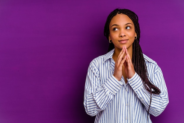 Mujer afroamericana joven Mujer afroamericana joven que hace el plan en mente, la creación de una idea.