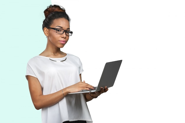 Mujer afroamericana con laptop