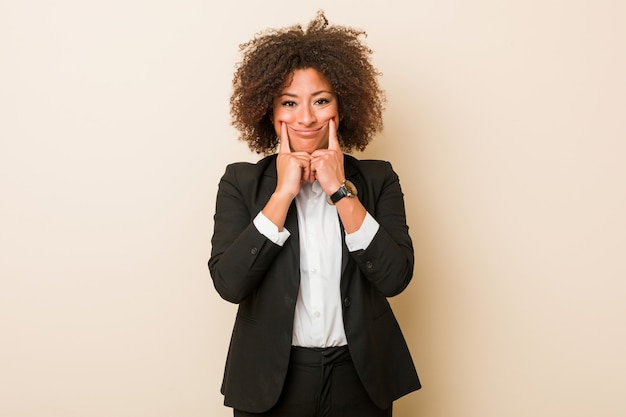 Mujer afroamericana del negocio joven que duda entre dos opciones.