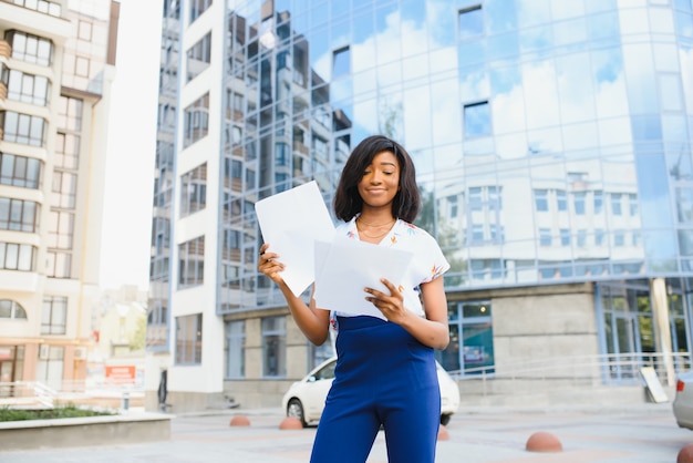 Mujer afroamericana de negocios con archivos