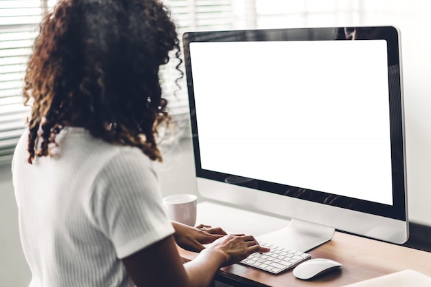 Mujer afroamericana que usa la computadora