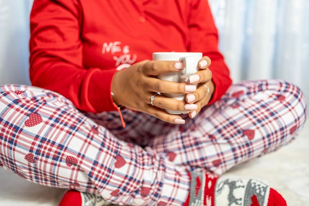 Mujer afroamericana relajándose en casa