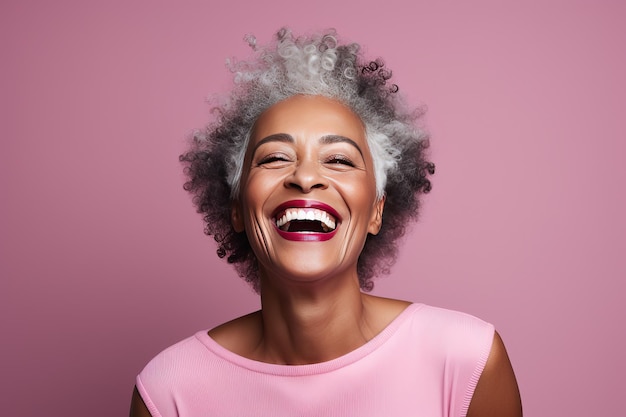 Mujer afroamericana riendo de 50 años Mujer feliz sobre un fondo rosa El concepto de atención médica salud mental