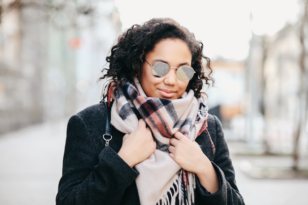 Mujer afroamericana con ropa elegante