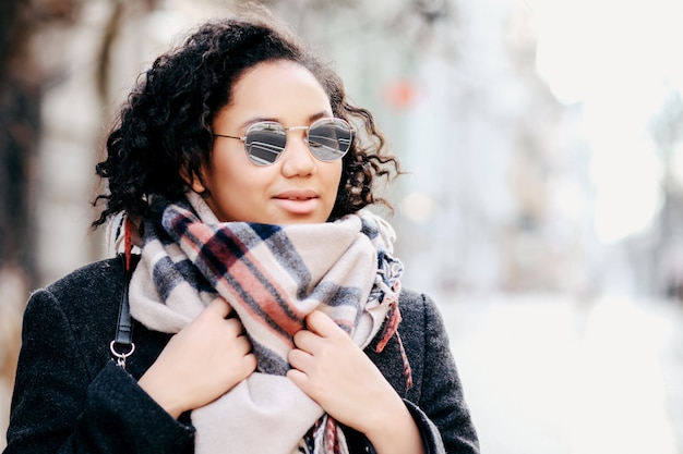 Mujer afroamericana con ropa elegante