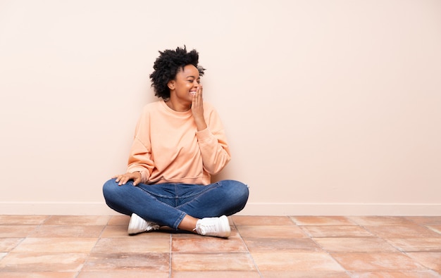 Mujer afroamericana sentada en el piso