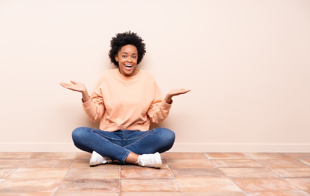 Mujer afroamericana sentada en el piso