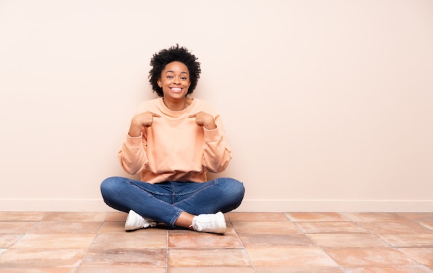 Mujer afroamericana sentada en el piso