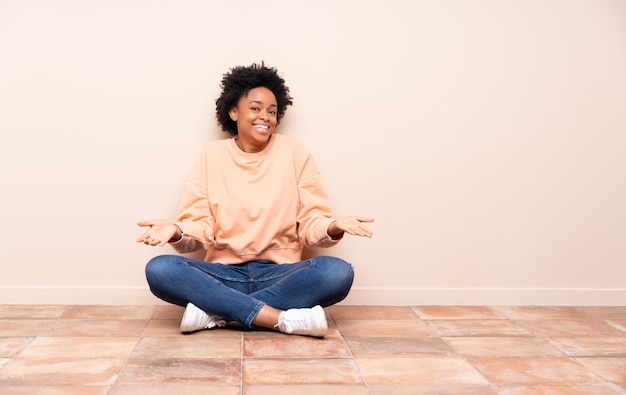 Mujer afroamericana sentada en el piso