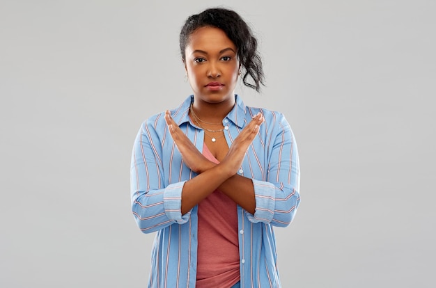 Foto mujer afroamericana sobre un fondo gris