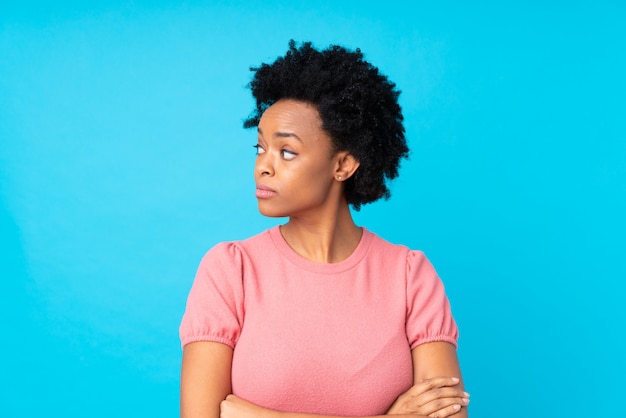 Mujer afroamericana sobre pared azul