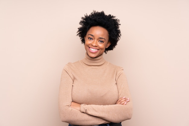 Mujer afroamericana sobre pared beige