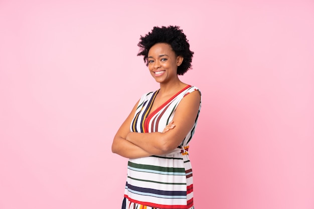 Mujer afroamericana sobre pared rosa