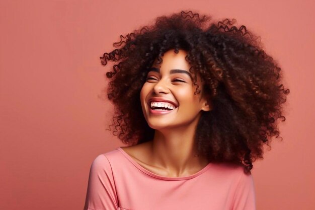 Mujer afroamericana sonriendo sinceramente mirando hacia el lado en un fondo rosa claro con copia sp