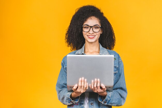 Foto mujer afroamericana sosteniendo portátil