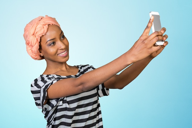 Mujer afroamericana con un teléfono móvil
