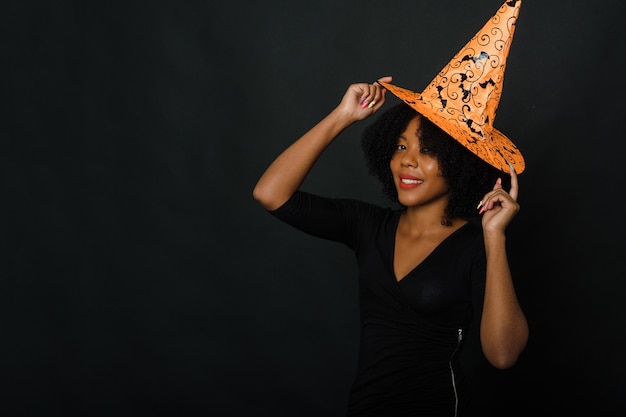 Mujer afroamericana en traje de Halloween sobre un fondo negro