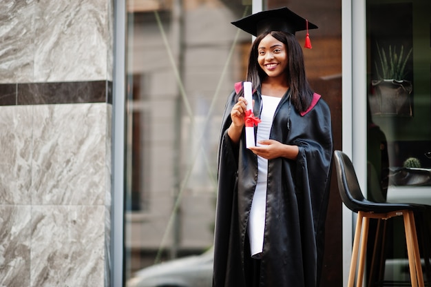 Mujer afroamericana en una túnica negra en la graduación