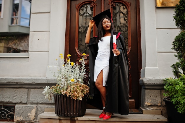 Mujer afroamericana en una túnica negra en la graduación