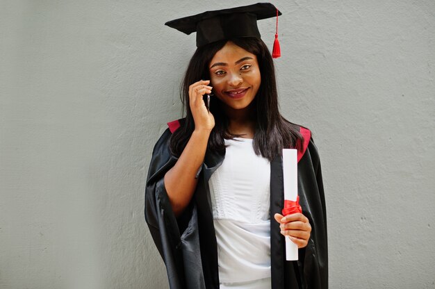 Mujer afroamericana en una túnica negra en la graduación