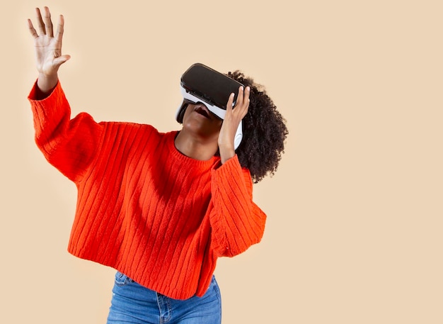 Mujer afroamericana utiliza gafas de realidad virtual en estudio