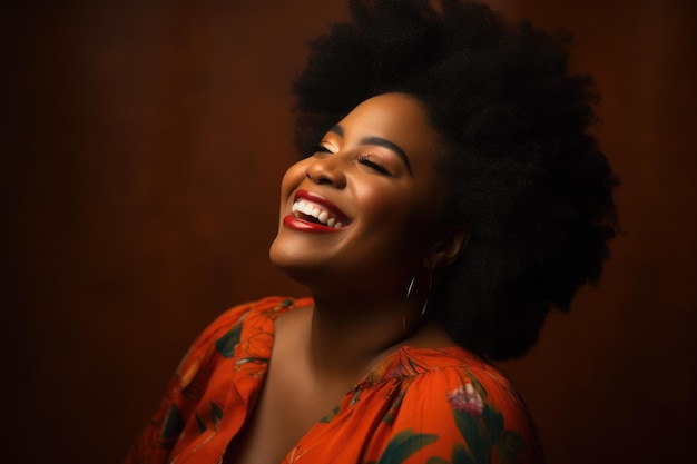 Mujer afroamericana con un vestido naranja brillante sonriendo y siendo feliz