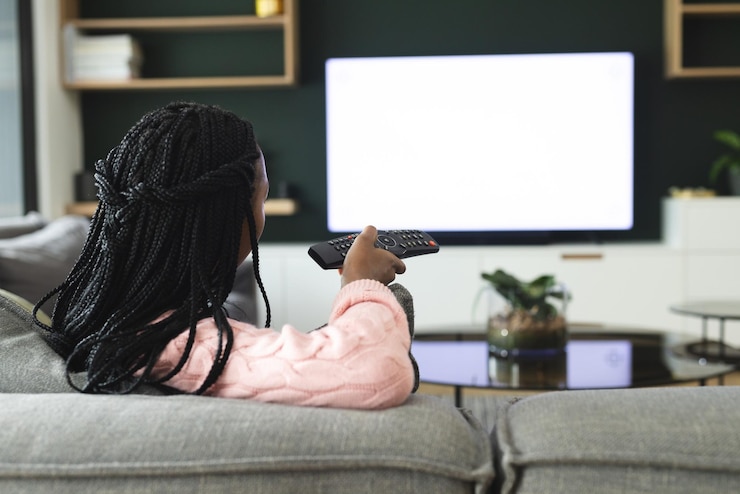 Foto mujer afroamericana viendo la televisión con el espacio de copia en cámara lenta