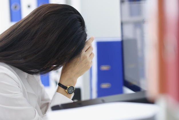 Mujer agotada en el espacio de trabajo de la oficina