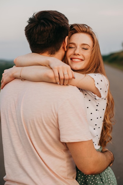 Mujer agradeciendo a su novio con un abrazo por el maravilloso viaje que tuvieron juntos hermoso verano la