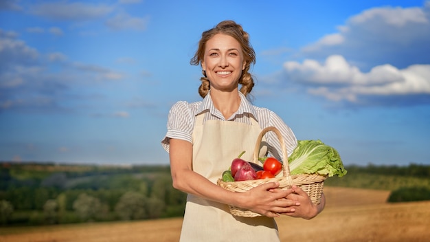 Mujer agricultor delantal de tierras de cultivo permanente sonriente mujer agrónomo especialista en agricultura agroindustria feliz positivo trabajador caucásico campo agrícola