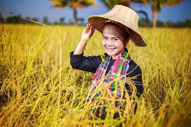 mujer agricultora en campo de arroz