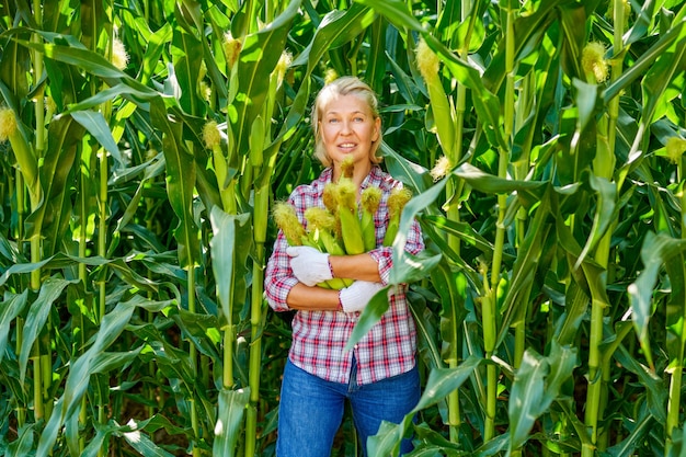 Mujer agricultora con una cosecha de maíz.