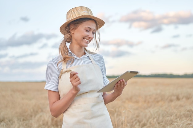 Mujer agricultora sombrero de paja agricultura inteligente