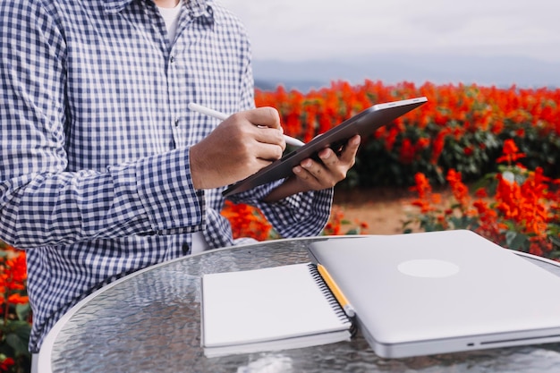 Mujer agricultora de tecnología agrícola que sostiene tecnología de tableta o tableta para investigar sobre datos de análisis de problemas agrícolas e icono visual