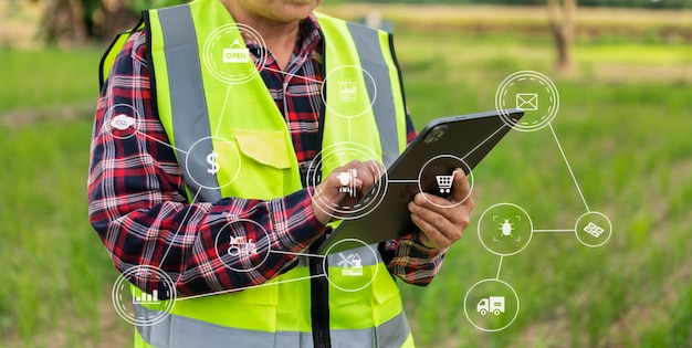 Mujer agricultora de tecnología agrícola que sostiene tecnología de tableta o tableta para investigar sobre datos de análisis de problemas agrícolas e icono visualAgricultura inteligente xA