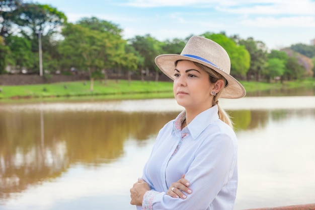 Mujer de agronegocios con sombrero y jeans al final de un día de trabajoxA