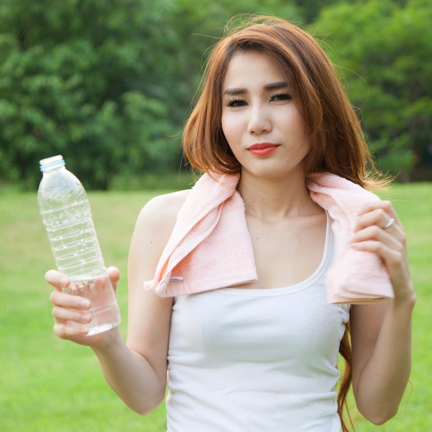 Mujer agua estancada se rompe durante el ejercicio.