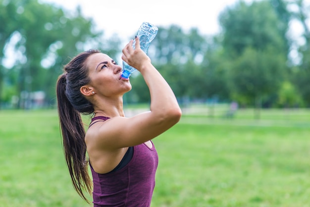 Mujer, agua potable, después, deporte