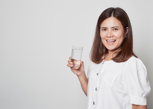 Mujer agua potable gris