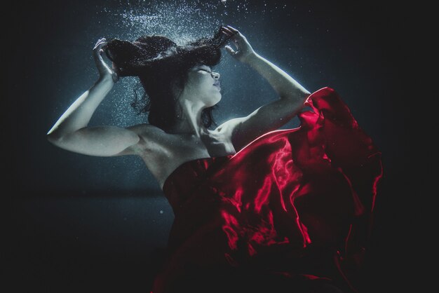 Mujer bajo el agua