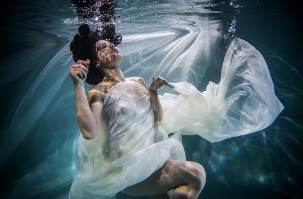 Foto mujer bajo el agua