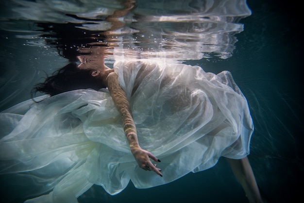 Mujer bajo el agua