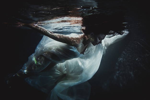 Foto mujer bajo el agua