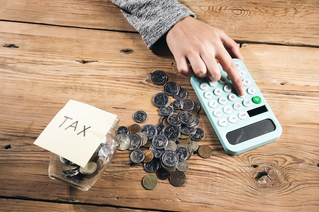 Una mujer ahorra dinero para pagar impuestos.