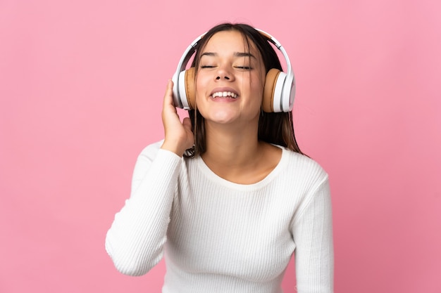 mujer aislada en azul escuchando música